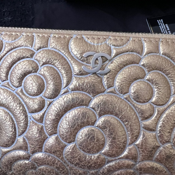 Auth Chanel Gold Camellia CC Logo Cosmetic Case - Kept Unused - Picture 3 of 9